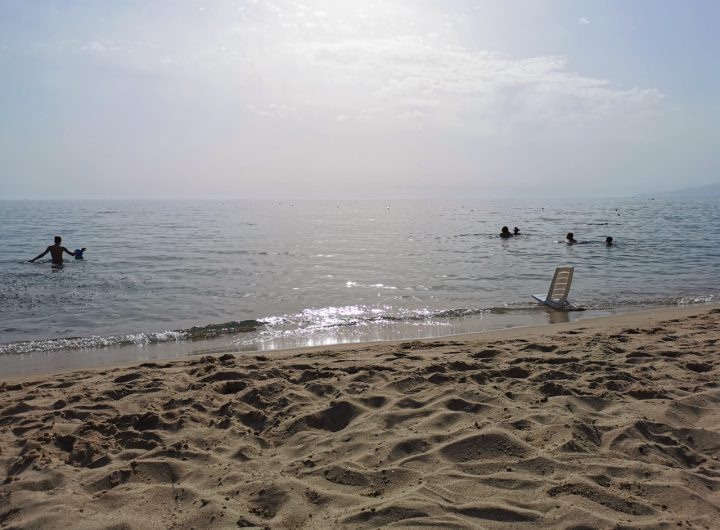 Uno dei pochi tratti di spiaggia libera nella zona di Caprioli